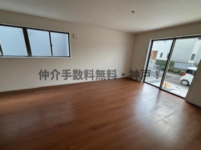 【居間・リビング】 | 神戸市西区春日台2丁目　新築戸建　仲介手数料無料！ | ゆったりとした居間です