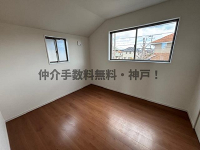 【洋室】 | 神戸市西区春日台2丁目　新築戸建　仲介手数料無料！ | 明るい洋室です