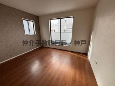 【洋室】 | 神戸市西区春日台2丁目　新築戸建　仲介手数料無料！ | 明るい洋室です