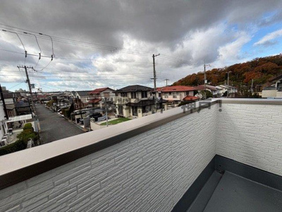 【バルコニー】 | 神戸市西区春日台2丁目　新築戸建　仲介手数料無料！ | お洗濯にも便利なバルコニー付き