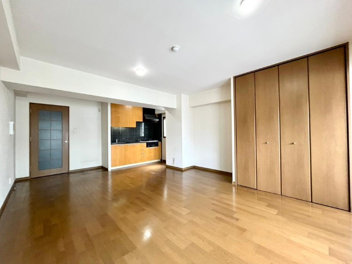 グランド・シーズ心斎橋の居間・リビング