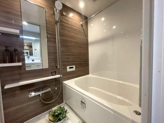 エンゼルハイム豊洲の浴室|追い焚き機能付きのため、帰りが遅くなった日にも温かい湯船に浸かって疲れを癒すことができます。

現地ご見学希望・資料請求などお気軽にお問い合わせ下さい！
03-5990-5201