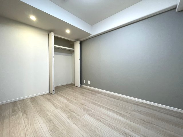 エンゼルハイム豊洲の洋室|白を基調とした室内は、明るい空間を造り出すだけでなく、清潔感をもたらしてくれます。

現地ご見学希望・資料請求などお気軽にお問い合わせ下さい！
03-5990-5201