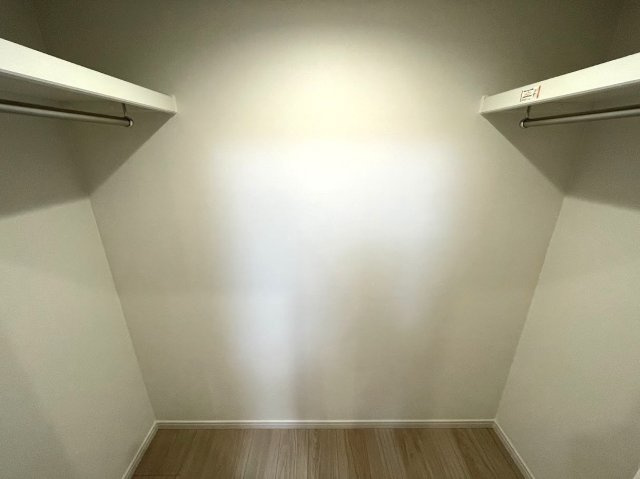 エンゼルハイム豊洲の収納|四季に応じて衣類などをしまう事ができる、大型収納スペースのウォークインクローゼット！

現地ご見学希望・資料請求などお気軽にお問い合わせ下さい！
03-5990-5201