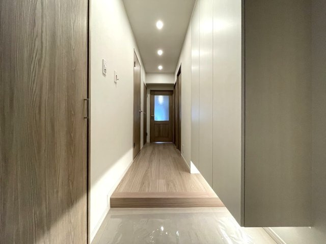 エンゼルハイム豊洲の玄関|玄関横にはシューズボックスがついているため、片付いた玄関がキープできます！

現地ご見学希望・資料請求などお気軽にお問い合わせ下さい！
03-5990-5201