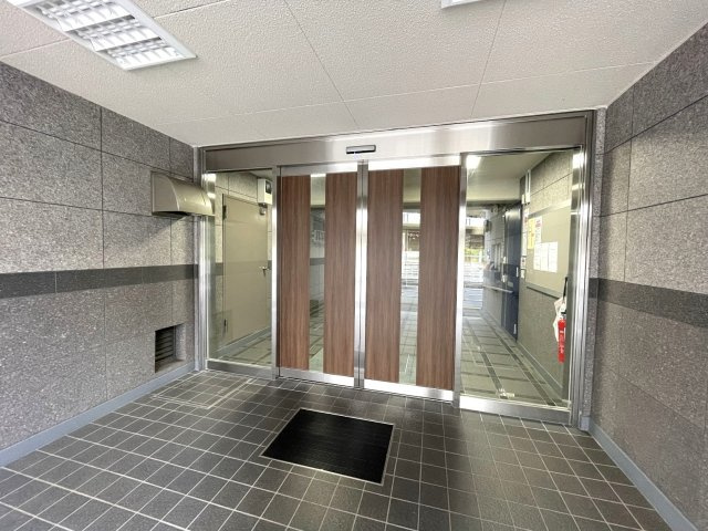 エンゼルハイム豊洲のエントランス|住む人や訪れる人を心地よく迎え入れてくれる玄関エントランス。ゆとりを感じさせる明るい空間を演出！