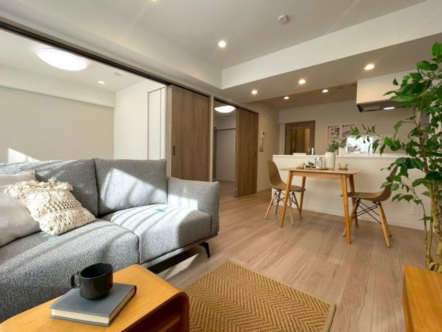 エンゼルハイム豊洲の居間・リビング|のびやかに広がるリビングは、一年を通して爽やかな光と風に癒される家族のなごみ空間。

現地ご見学希望・資料請求などお気軽にお問い合わせ下さい！
03-5990-5201