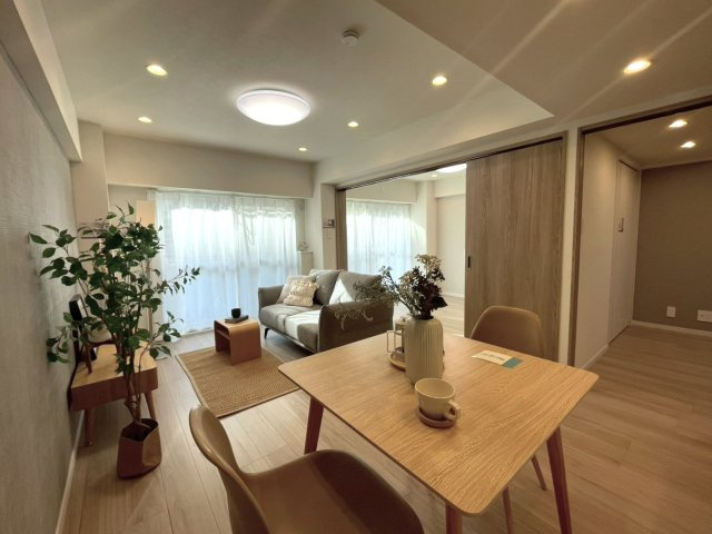 エンゼルハイム豊洲の居間・リビング|縦長のため、机やベッドなど家具のレイアウトがしやすいリビングです。

現地ご見学希望・資料請求などお気軽にお問い合わせ下さい！
03-5990-5201