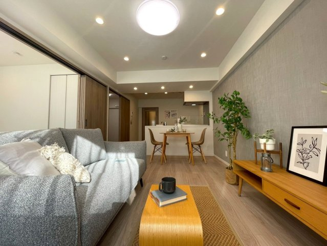 エンゼルハイム豊洲の居間・リビング|お子様がいるご家庭には特に人気の、リビングと居室が続き間になっています！

現地ご見学希望・資料請求などお気軽にお問い合わせ下さい！
03-5990-5201