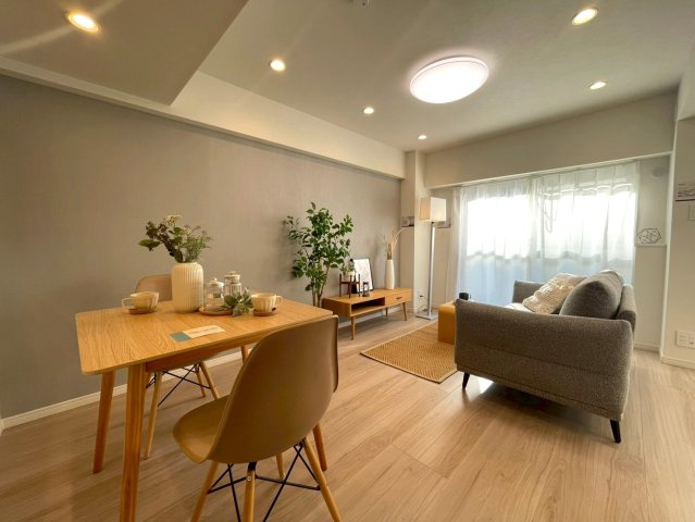 エンゼルハイム豊洲の居間・リビング|南西向きのバルコニーから明るい陽射しが降り注ぐ、寛ぎのリビング。

現地ご見学希望・資料請求などお気軽にお問い合わせ下さい！
03-5990-5201