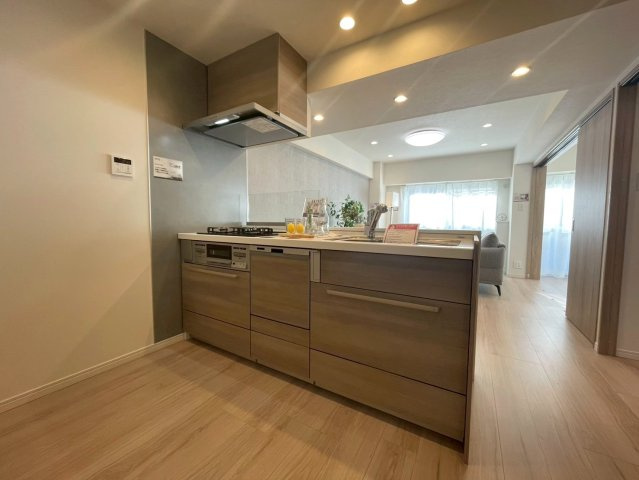 エンゼルハイム豊洲のキッチン|対面式キッチンのため、リビング学習をするお子様の様子も見ることができます。

現地ご見学希望・資料請求などお気軽にお問い合わせ下さい！
03-5990-5201