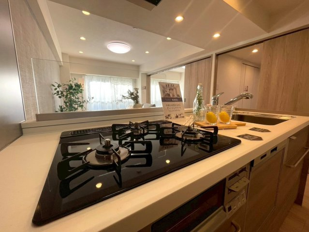 エンゼルハイム豊洲のキッチン|ビルトインタイプの食洗機付き！家事の時間と、手洗いに比べて使用水量も軽減します！

現地ご見学希望・資料請求などお気軽にお問い合わせ下さい！
03-5990-5201