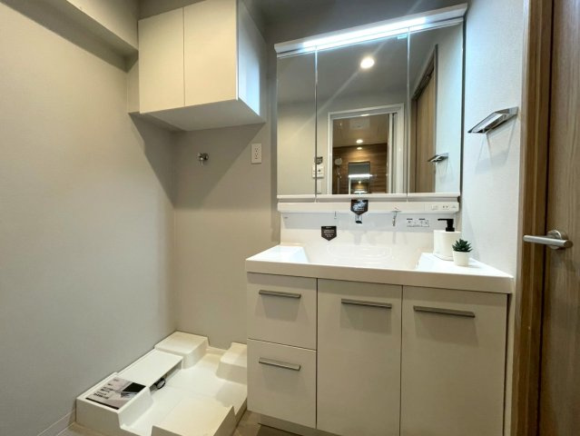 エンゼルハイム豊洲の独立洗面台|収納力のある実用性を兼ね備えた洗面化粧台です。

現地ご見学希望・資料請求などお気軽にお問い合わせ下さい！
03-5990-5201