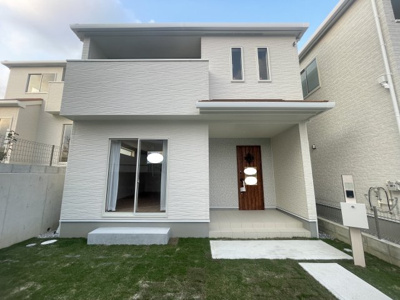 【外観】 | 南城市大里嶺井（全7棟）E号棟 | E号棟　芝が植えてあるお庭付き♪