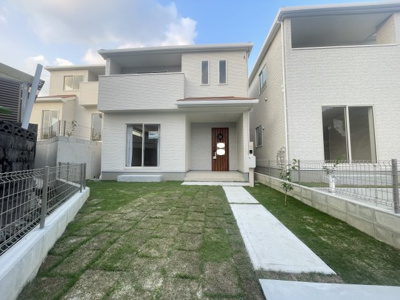 【外観】 | 南城市大里嶺井（全7棟）E号棟 | E号棟　芝が植えてあるお庭付き♪