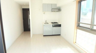 【居間・リビング】 | アヴァンツァーレ新宿ピアチェーレ | 8.1帖のきれいな洋室。