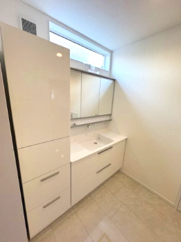 【独立洗面台】 | madre court浜寺諏訪森町西4 | 大きく見やすい三面鏡付き洗面化粧台！収納力のある洗面台でスッキリと整えられた空間に。