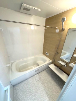 【浴室】 | madre court浜寺諏訪森町西4 | ほっカラリ床／魔法びん浴槽／Refaファインバブルシャワーヘッド採用！(シャワーヘッドは引渡し時にお渡しします)