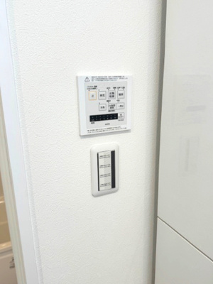 【その他】 | madre court浜寺諏訪森町西4 | 浴室には雨の日の衣類乾燥をはじめ、暖房機能や送風機能も備えた浴室乾燥機を搭載しています。