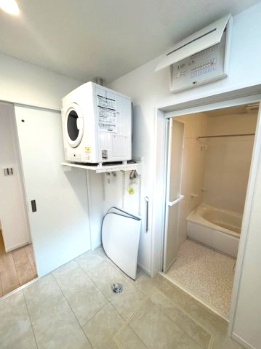 【脱衣所】 | madre court浜寺諏訪森町西4 | ガスでパワフル乾燥「乾太くん」を標準設置！室内物干し金具も備わり、充実の設備で暮らしに寄り添う嬉しいつくり。