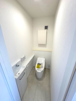 【トイレ】 | madre court浜寺諏訪森町西4 | タンクレスでスッキリとした印象の温水洗浄便座付きトイレ！来客時にも嬉しい手洗いカウンター付きです。