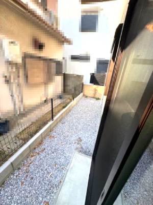 【その他】 | madre court浜寺諏訪森町西4 | ちょっとしたお庭スペースも！お子様やペットと遊んだり、ガーデニングも楽しめそうです。