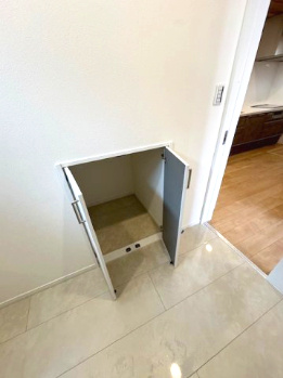 【収納】 | madre court浜寺諏訪森町西4 | 洗面室には階段下のデッドスペースを無駄なく活用した収納付き！スペースを有効的にお使いいただけます。