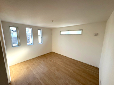 【寝室】 | madre court浜寺諏訪森町西4 | 広々7.5帖の主寝室！ご夫婦二人のベッドを配置しても十分な広さが確保されています。