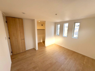 【寝室】 | madre court浜寺諏訪森町西4 | 7.5帖の主寝室！木のぬくもりが感じられるナチュラルな雰囲気に仕上がっています。