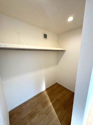 【収納】 | madre court浜寺諏訪森町西4 | 7.5帖主寝室には、豊富な衣類の収納が可能なWIC付き！衣装ケースや旅行鞄などのかさばる物もスッキリ片付きます。