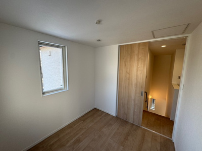 【洋室】 | madre court浜寺諏訪森町西4 | 4帖の洋室！子供部屋やテレワークルーム、ファミリーCLなど多目的にお使いいただけます。