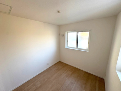 【洋室】 | madre court浜寺諏訪森町西4 | 4帖の洋室！コンパクトなお部屋は必要な物に全て手が届く、効率的なレイアウトも可能です。