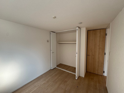 【洋室】 | madre court浜寺諏訪森町西4 | 5.3帖の洋室！お部屋をスッキリ見せてくれる大きなクローゼットが備わっています。