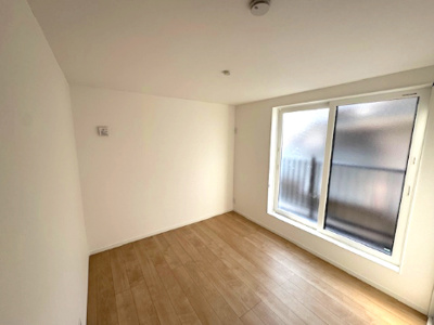 【洋室】 | madre court浜寺諏訪森町西4 | バルコニーに面した、5.3帖の洋室！サッシは樹脂サッシを採用。快適な室内環境を保ち、光熱費の削減にも繋がります。