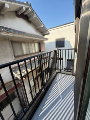 【バルコニー】 | madre court浜寺諏訪森町西4 | バルコニーには、ガーデニングの水やりや掃除等に便利な水栓付き。格子タイプの手すりで風が通りやすく、陽当りも確保！