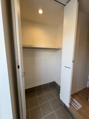 【収納】 | madre court浜寺諏訪森町西4 | 土汚れが気になるベビーカーやアウトドア用品も収納しやすい土間収納付き！玄関廻りもスッキリ片付きます。