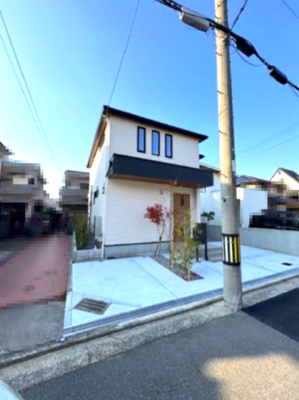 【外観】 | madre court浜寺諏訪森町西4 | 暮らしを支える生活利便施設が徒歩圏内に充実！第一種低層住居専用地域の為、周囲に高い建物は無く、開放感に恵まれています。