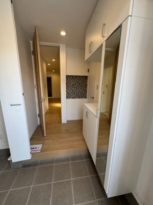 【玄関】 | madre court浜寺諏訪森町西4 | 大きなシューズボックス付き！※掲載中の写真は広角レンズで撮影のため、実際の見え方とは異なります。