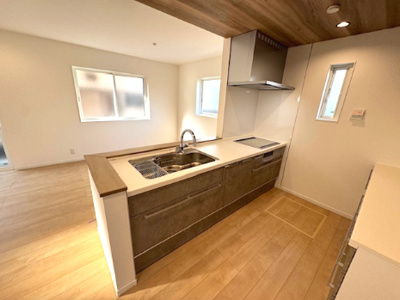 【キッチン】 | madre court浜寺諏訪森町西4 | 食洗機／タッチレス水栓／美サイレントシンク／IHコンロなど多機能なシステムキッチンです。