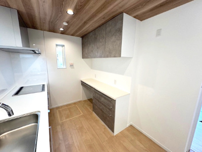 【キッチン】 | madre court浜寺諏訪森町西4 | 収納力豊富なカップボードと吊戸棚が標準装備！家具を買いそろえる必要がなく、見た目にもスタイリッシュ。