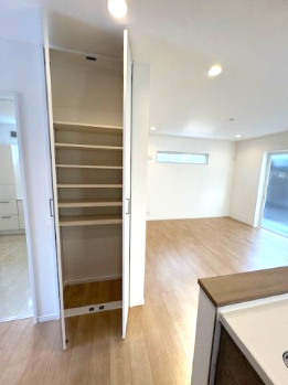 【収納】 | madre court浜寺諏訪森町西4 | リビングには、マルチにご使用いただける収納スペース付き！お掃除用具、書類関係などもスッキリ片付きそう。