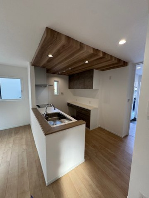 【キッチン】 | madre court浜寺諏訪森町西4 | 下がり天井の木目が落ち着いた雰囲気を演出！食事や寛ぐときなど、さまざまなシーンで居心地の良さを感じられそう。