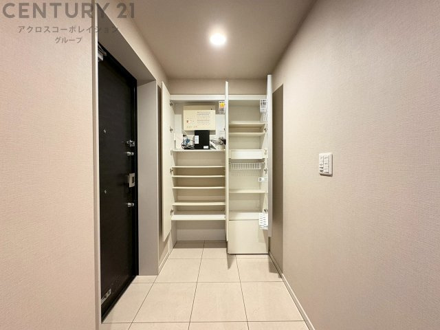 大きな玄関収納付きの玄関です　家族皆様の履物をしっかり収納できます
