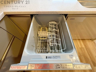 手洗いに比べて時間や労力を節約できることです。また、高温のお湯で洗浄されるため、雑菌や細菌を殺菌する効果もあります。さらに、乾燥機能があるため、手で拭く手間も省け衛生的に保管できます。
