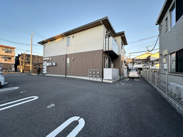 シャーメゾン カープの駐車場