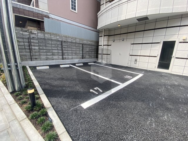 Luxe布施北3の駐車場