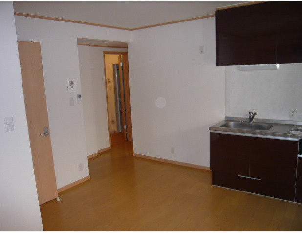 イースト深沢　南向き　3方角住戸　ペット相談の居間・リビング