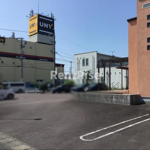 ブルー・ブランの駐車場|陽だまり歯科 0.4km