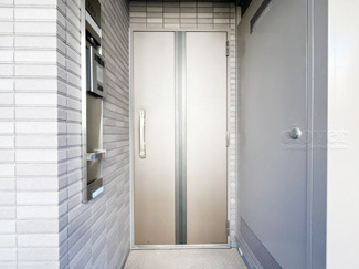 【その他共用部分】 | 皆様をお迎えする、お部屋の玄関ドア。開けやすさや開放角度、ドアノブの操作しやすさや鍵の形状などを、現地で一度ご確認ください。～即日のご見学可能～　お問合せはお気軽にどうぞ。