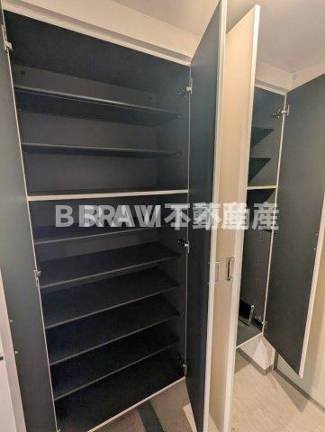 シークレフ北浜 BRAVI不動産の玄関